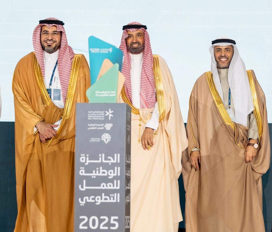 A national honor for voluntary work at Qassim University in an event consistent with Saudi values.