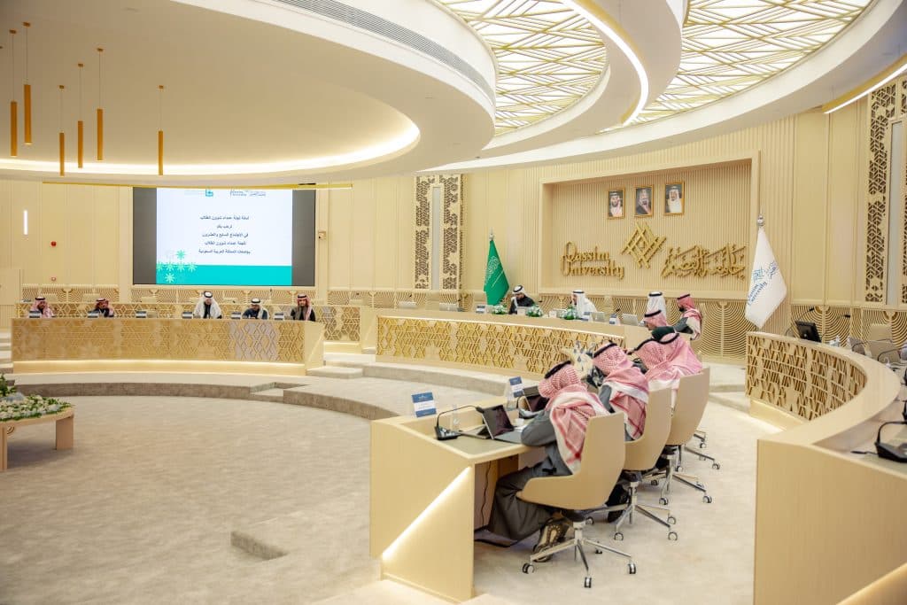 اجتماع أكاديمي بقاعة جامعة القصيم لبحث سبل تنمية قدرات الطلبة في بيئة سعودية.