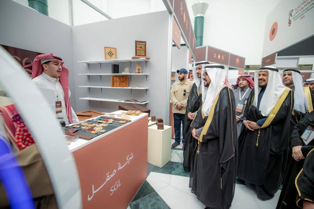 زيارة أكاديمية لركن الحرفيين اليدوية بمعرض تابع لجامعة القصيم لتعزيز مهارات الرقمنة.
