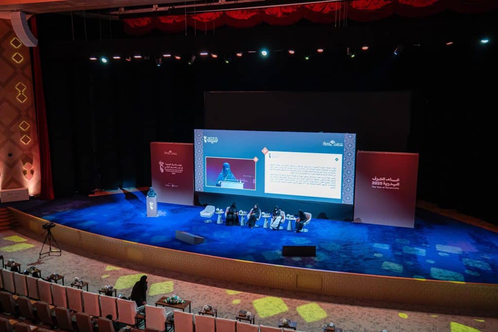 A scientific panel discussion at Qassim University on handmade and digital transformation in the presence of academics.