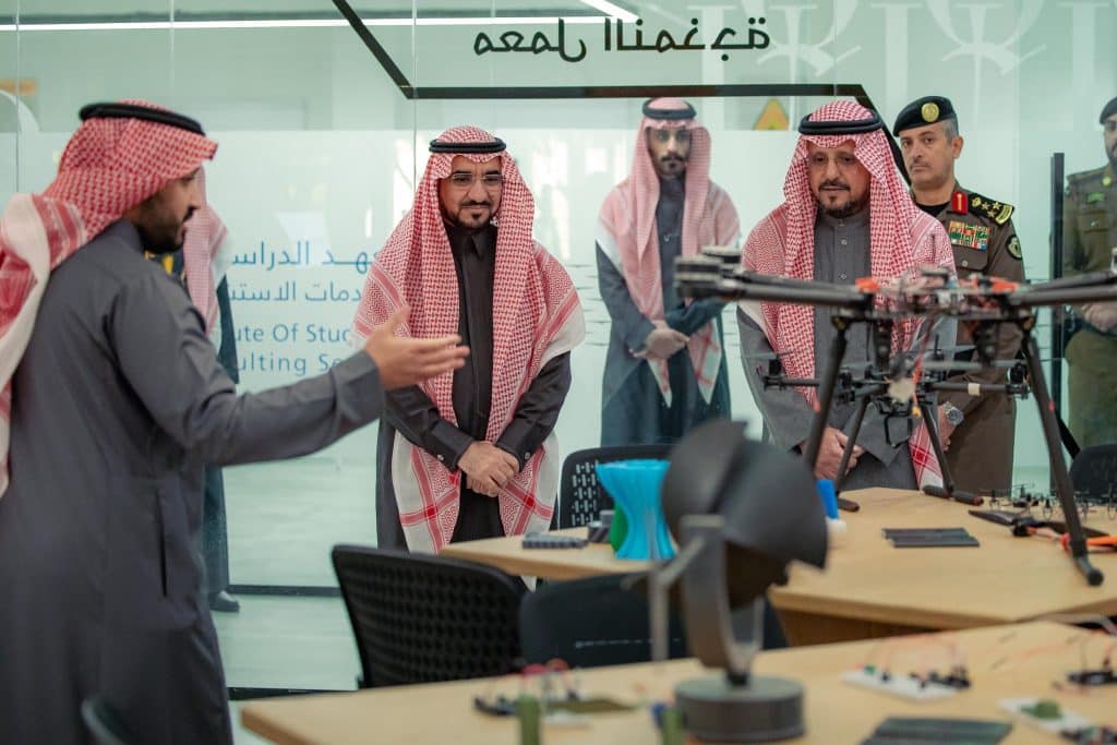 Deputy Emir of Qassim visits Qassim University to follow up on advanced technology projects in an academy.