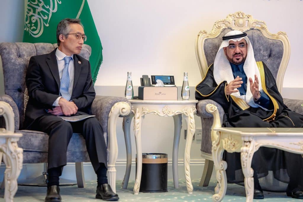 An official meeting between the Japanese ambassador and the president of Qassim University to promote academic cooperation.