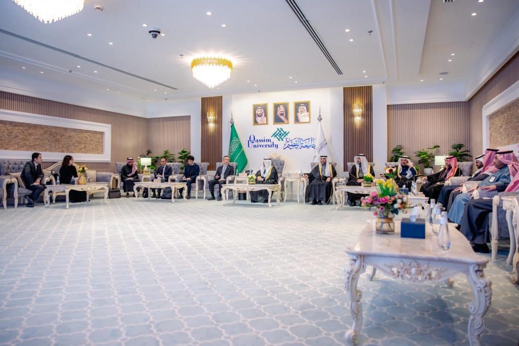 An official meeting at Qassim University brings together the university president and the Japanese ambassador to promote academic cooperation.