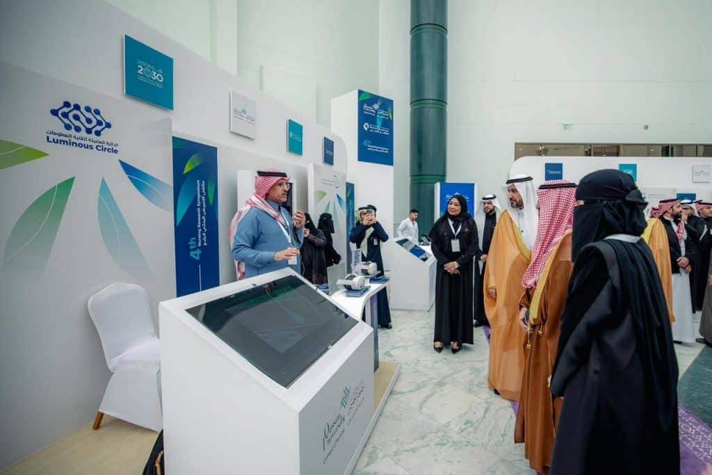 فعالية أكاديمية جامعة القصيم تناقش الإبداع والاستدامة في التمريض ضمن معرض حديث.