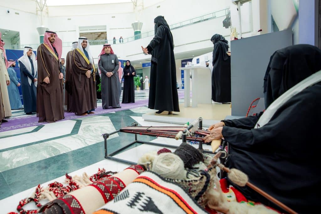 عرض حي لفنون التراث في أكاديمية جامعة القصيم ضمن مؤتمر استدامة الموارد الطبيعية.