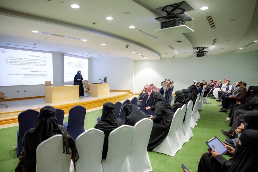 عرض علمي في إحدى قاعات جامعة القصيم ضمن مؤتمر دولي لاستدامة الموارد الطبيعية.