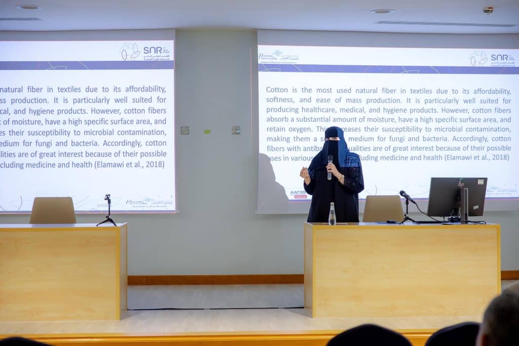 عرض علمي في المؤتمر الدولي الثاني بجامعة القصيم حول ألياف القطن وتطبيقاتها.