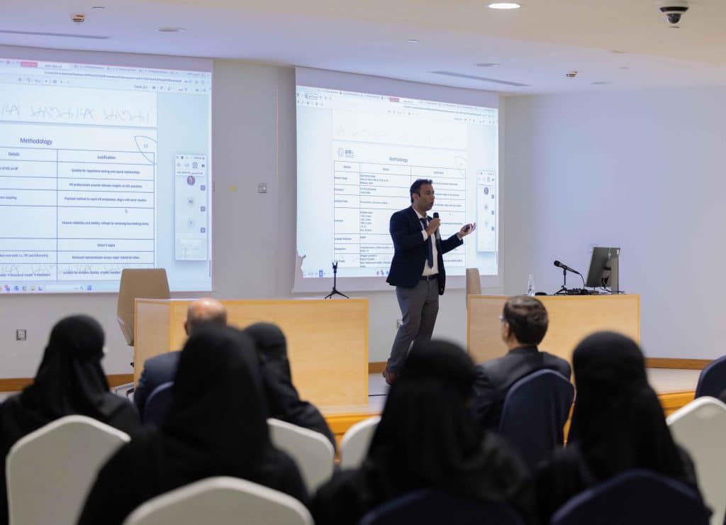 عرض أكاديمي في المؤتمر الدولي الثاني بجامعة القصيم ضمن جلسة علمية للمجتمع السعودي المسلم.