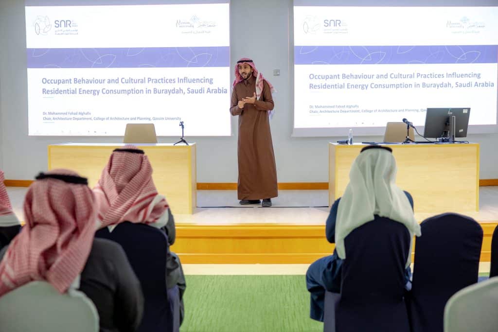 عضو هيئة تدريس يقدم محاضرة علمية عن استهلاك الطاقة في جامعة القصيم.