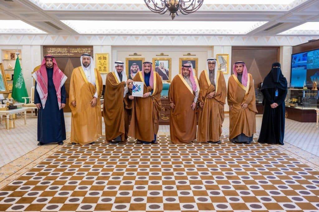 An official meeting at Qassim University to sign a spontaneous draft in the presence of community representatives.