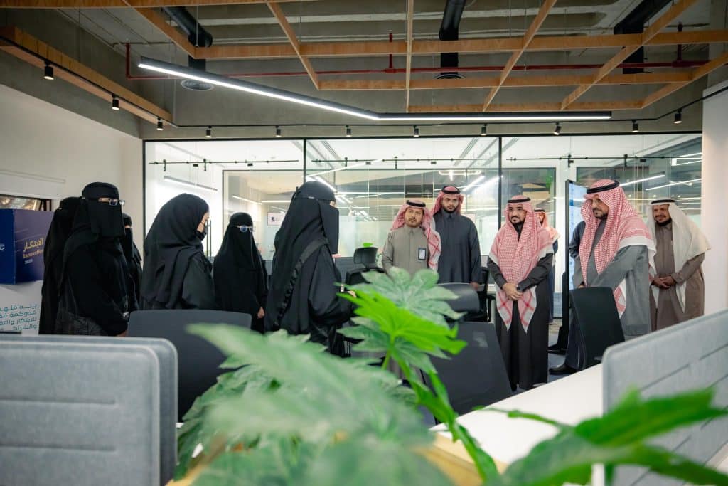 An academic discussion on the achievements of Qassim University under the patronage of the Deputy Emir of the region at the university's modern headquarters.