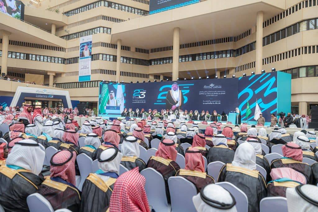 حفل تخريج أكاديمي بجامعة القصيم بحضور قيادات الجامعة وأمير القصيم في مقر الجامعة.