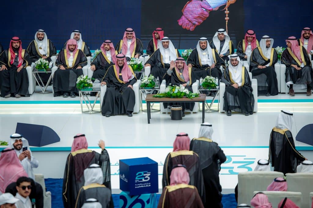 مسؤولون سعوديون في حفل تخرج رسمي بجامعة القصيم وسط حضور أكاديمي ومجتمعي.