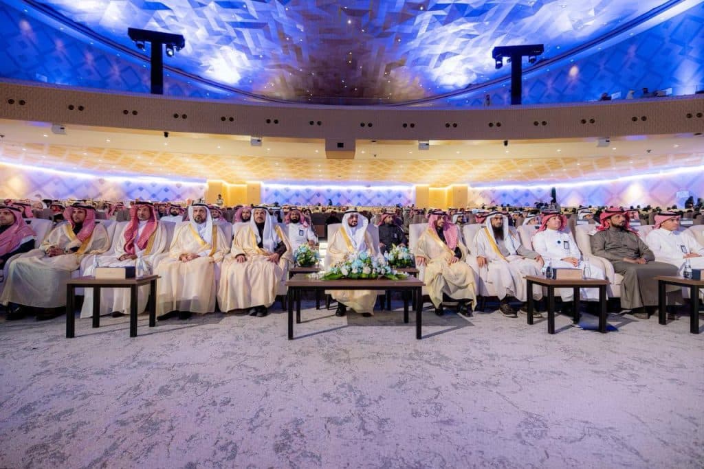 ملتقى التحول الرقمي بجامعة القصيم في قاعة حديثة بحضور أكاديمي وقيادات الجامعة.