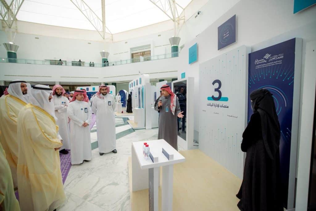 مشاركون في ملتقى التحول الرقمي بجامعة القصيم يناقشون الابتكار والتطوير التقني.