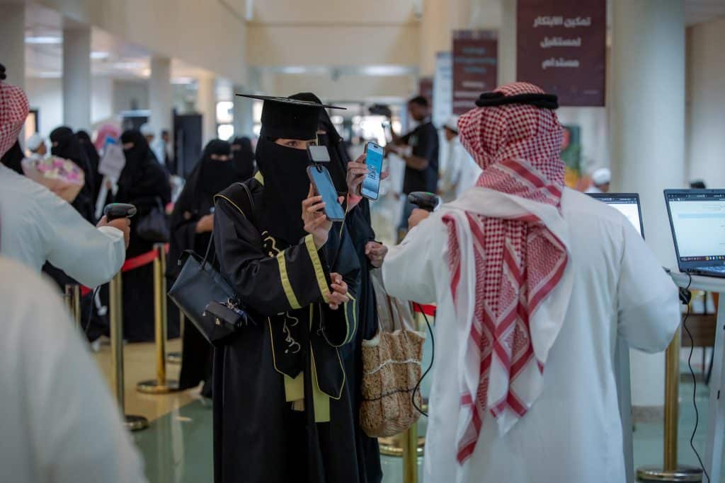 Check procedures for the attendance of graduates of the 23rd batch at a formal graduation ceremony at Qassim University.