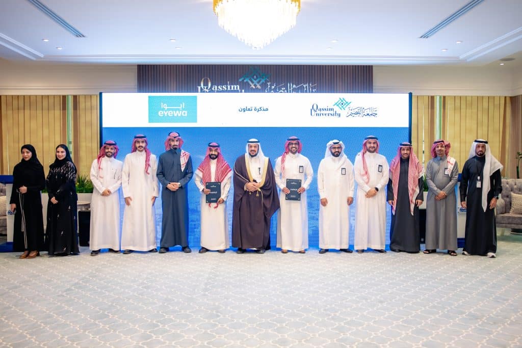 تكريم أكاديمي لمجموعة من منتسبي جامعة القصيم بحضور شعارات أيوا والجامعة.