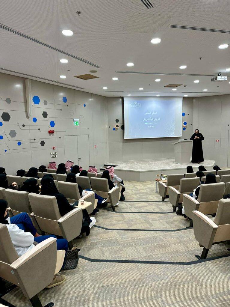 تقديم أكاديمي حول خريجي الكلية في الملتقى السنوي بجامعة القصيم بحضور جماهيري.