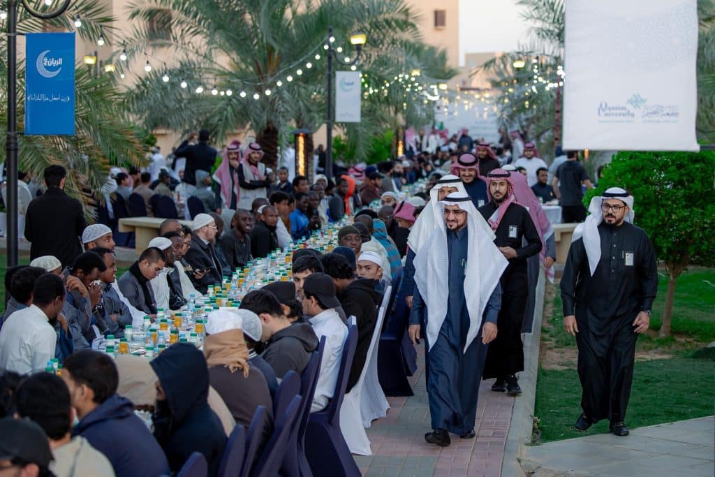 إفطار رمضاني جماعي بجوار السكن الجامعي في جامعة القصيم، بأجواء اجتماعية مميزة.