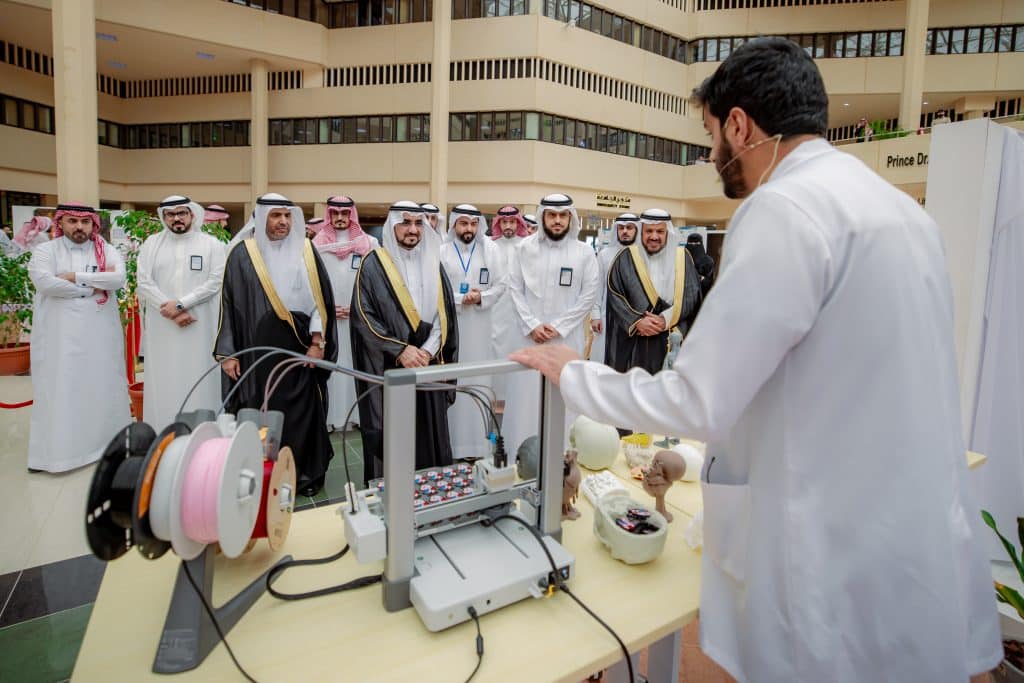 عرضي لتقنية الطباعة ثلاثية الأبعاد في جامعة القصيم بحضور أعضاء من المجتمع الأكاديمي.