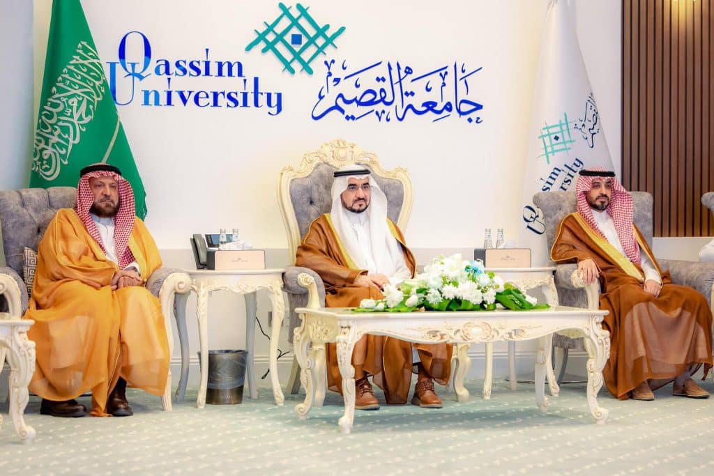 اجتماع رسمي لقيادات جامعة القصيم في أكاديمية أكاديمية بحضور رئيس الجامعة ورفع العلم السعودي.