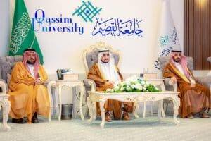 اجتماع رسمي لقيادات جامعة القصيم في أكاديمية أكاديمية بحضور رئيس الجامعة ورفع العلم السعودي.