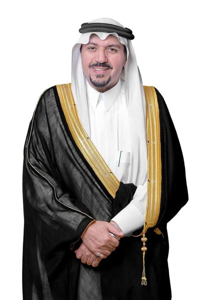 شخص يجسد روح مهرجان تراث الشعوب في جامعة القصيم ضمن فعالية ثقافية سعودية أكاديمية.