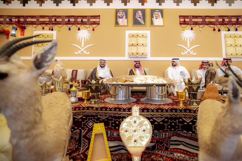 لقاء ثقافي بجامعة القصيم ضمن مهرجان مهرجان الشعوب، يعكس القيم والموروث السعودي.