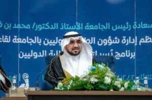 مسؤول في جامعة القصيم يتحدث في مؤتمر أكاديمي عن شؤون الجامعة.