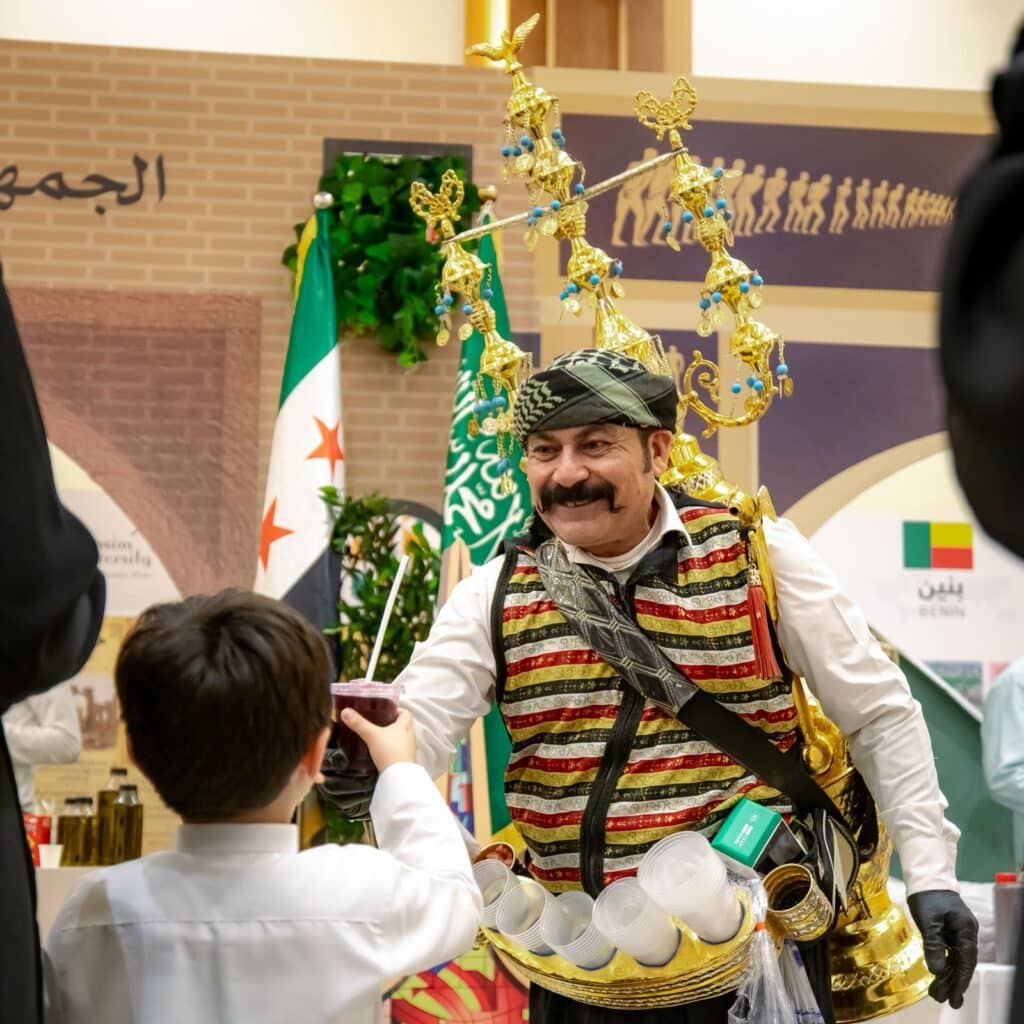 بائع شاي في مهرجان الجامعة بجامعة القصيم يقدم الضيافة للزوار ضمن فعاليات تراثية.