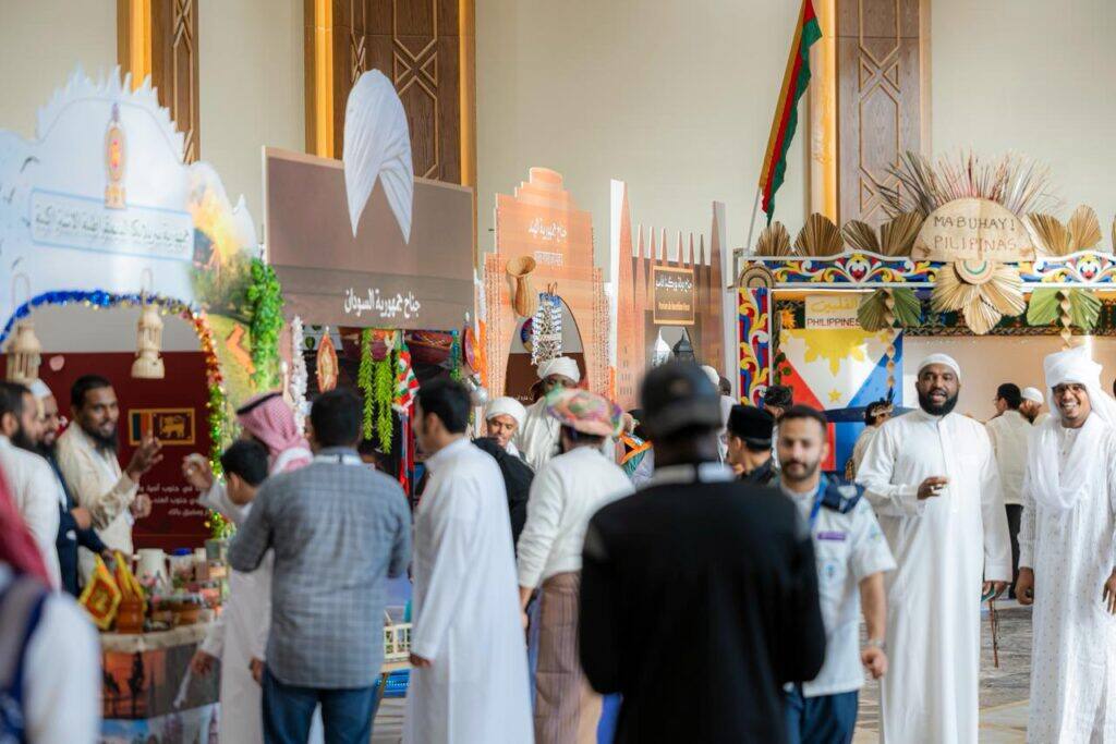 فعالية مهرجان تراث الشعوب في جامعة القصيم لتعزيز التبادل الثقافي بين الطلاب والمجتمع.