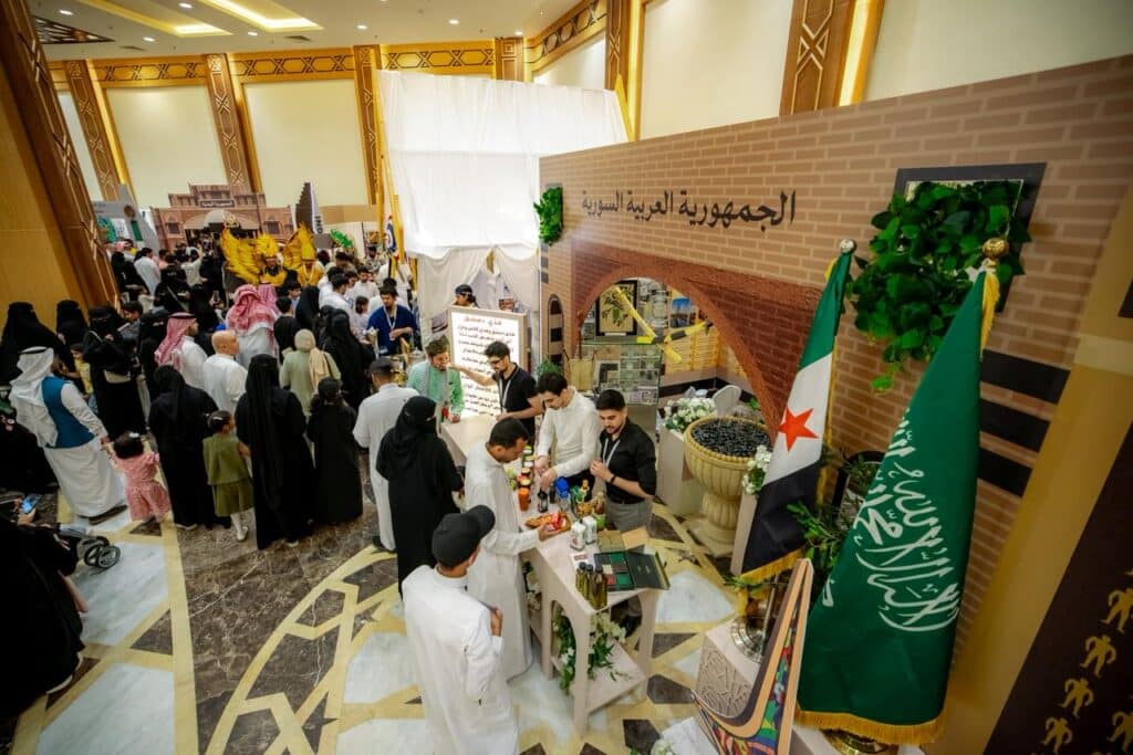 مهرجان مهرجان تراث الشعوب بجامعة القصيم يبرز التنوع الثقافي في أكاديمية وطنية في بيئة وطنية.
