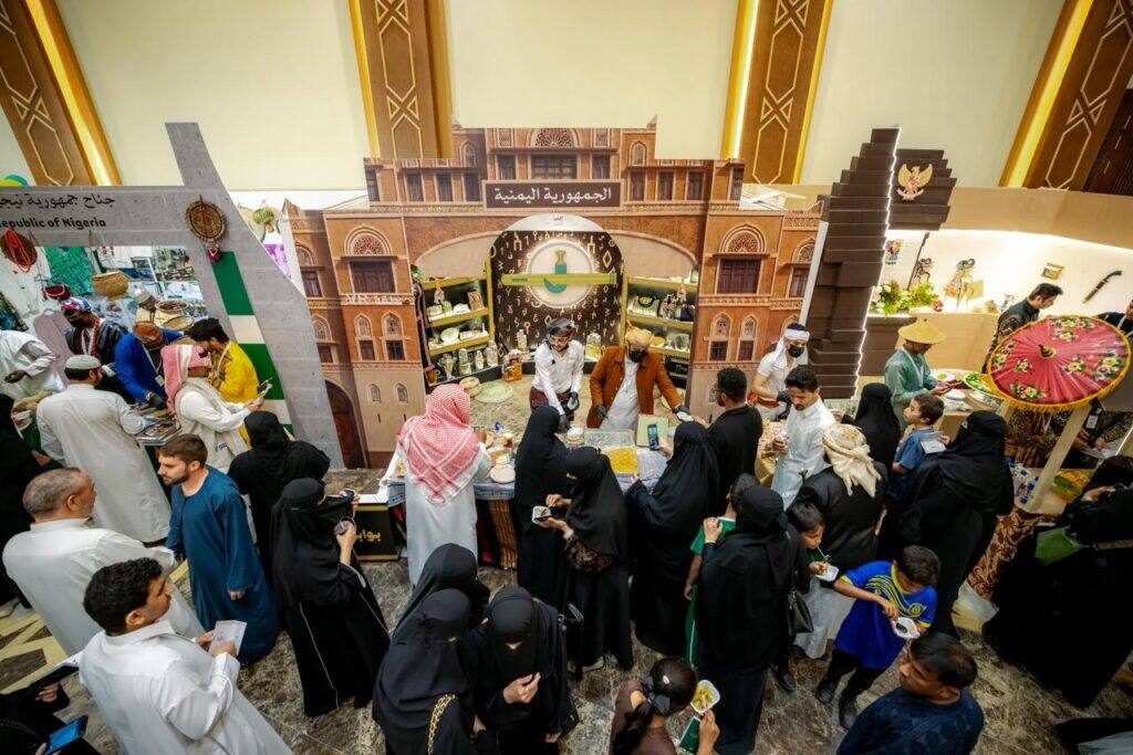 فعالية الشعوب الشعوب بجامعة القصيم تعرض الحرف والفنون لتعزيز الهوية السعودية الإسلامية.