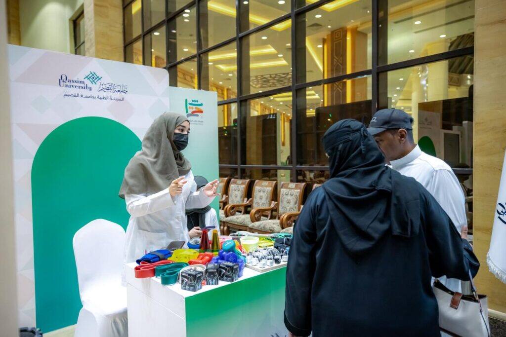 مشاركة بفعالية مهرجان تراث الشعوب في جامعة القصيم لتعزيز التواصل الثقافي الأكاديمي.