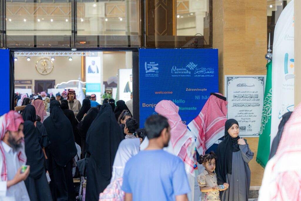 استقبال المشاركين في مهرجان المشاركين في مهرجان الجامعة بجامعة القصيم وسط حضور يعكس الهوية السعودية.