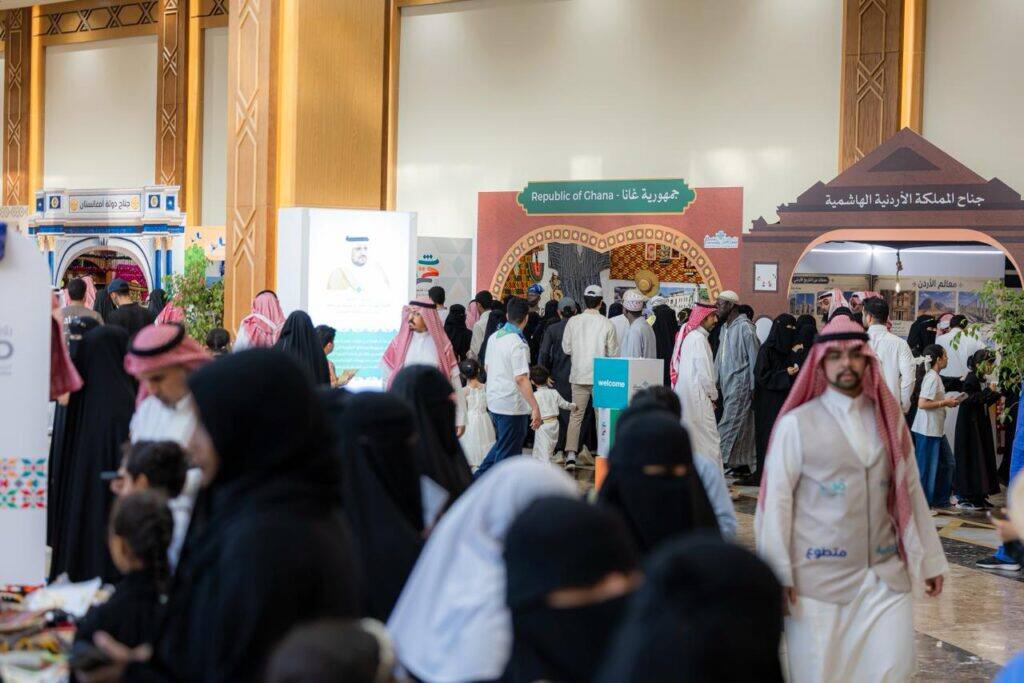 فعالية ثقافية جامعة القصيم تعرض تراث الشعوب وتبرز القيم السعودية في أجواء أكاديمية.