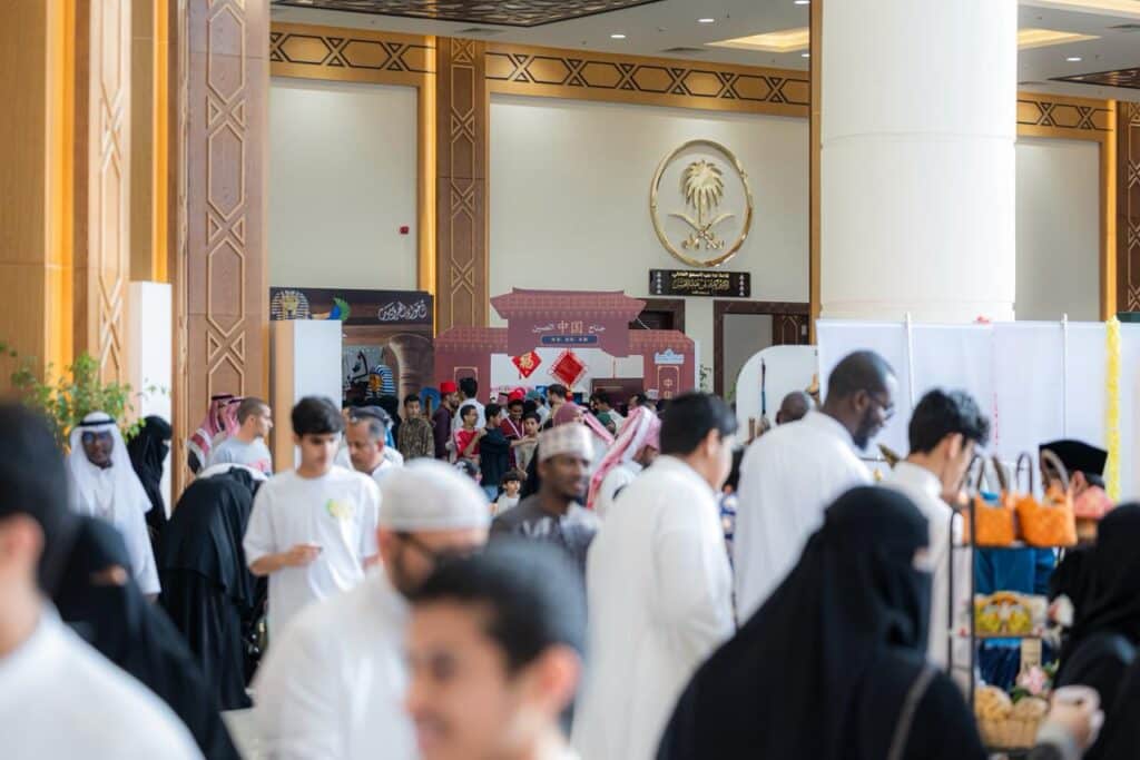 فعالية ثقافية بجامعة القصيم تعرض الشعوب في أجواء مجتمعية أصيلة.