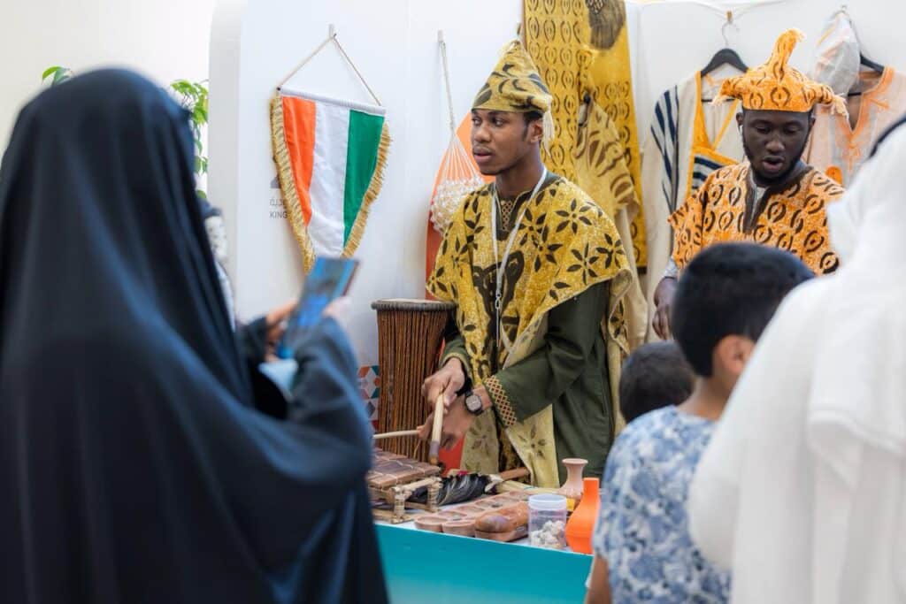عرض ثقافي في مهرجان تراث الشعوب بجامعة القصيم بحضور زوار الجامعة وعلم ساحل العاج.