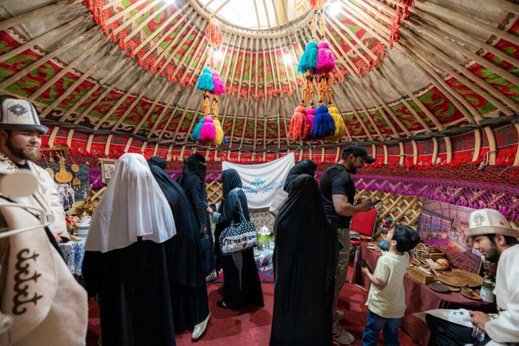 فعالية أكاديمية في خيمة الترحال المزينة ضمن نشاط ثقافي بجامعة القصيم تعرض منتجات مجتمعية.