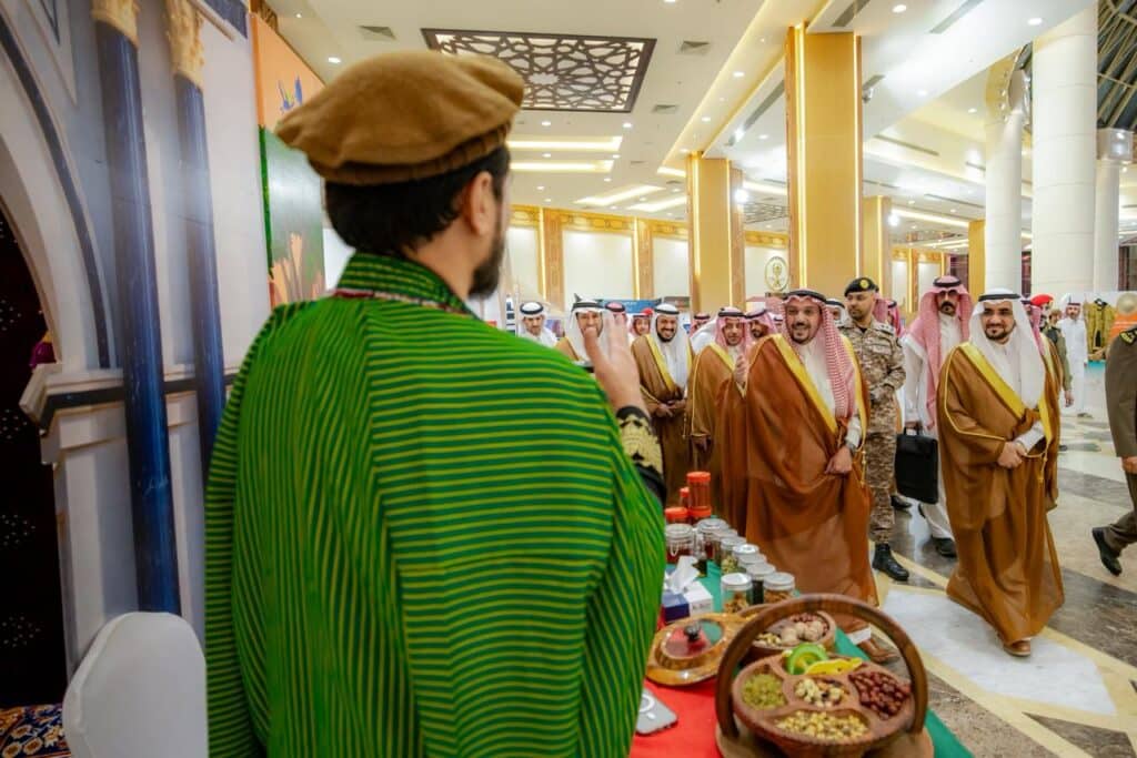 Official reception for the delegation of the Emir of Al-Qassim region at the Peoples' Heritage Festival at Qassim University.