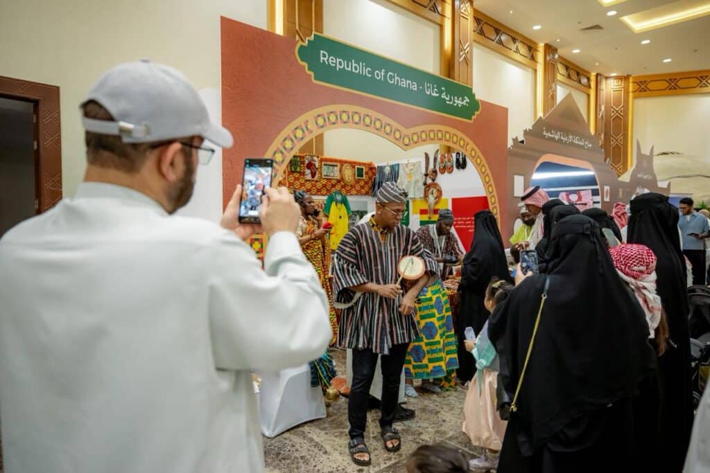 Cultural event at Qassim University with the presence of a Ghanaian delegation, featuring heritage performances and student documentation.