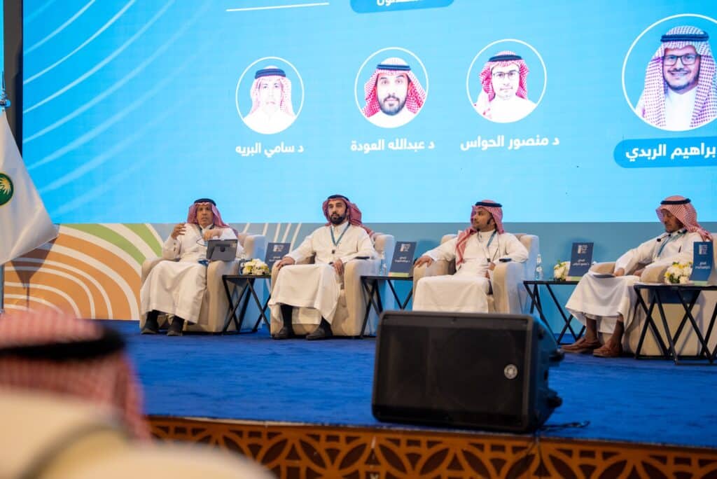 ندوة علمية في ملتقى القصيم البيئي بجامعة القصيم تعكس التفاعل الأكاديمي المجتمعي.