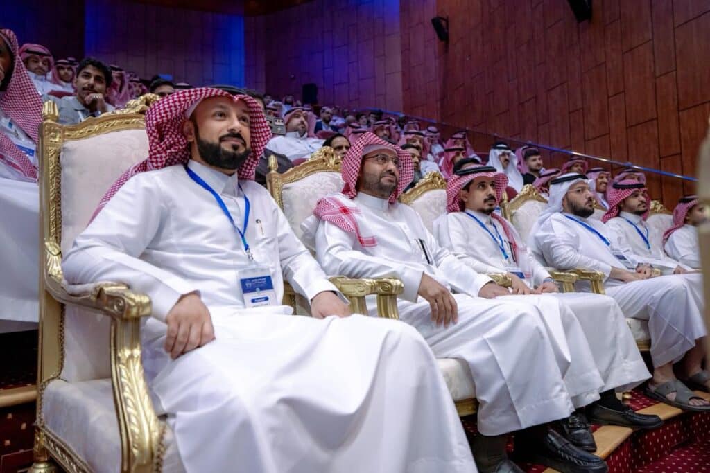 حضور أكاديمي لمشاركين في الملتقى العلمي الهندسي بجامعة القصيم داخل قاعة المحاضرات.
