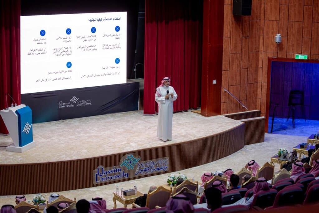 محاضر يقدم ورشة علمية في الملتقى الهندسي بجامعة القصيم بحضور أكاديمي ومجتمعي.