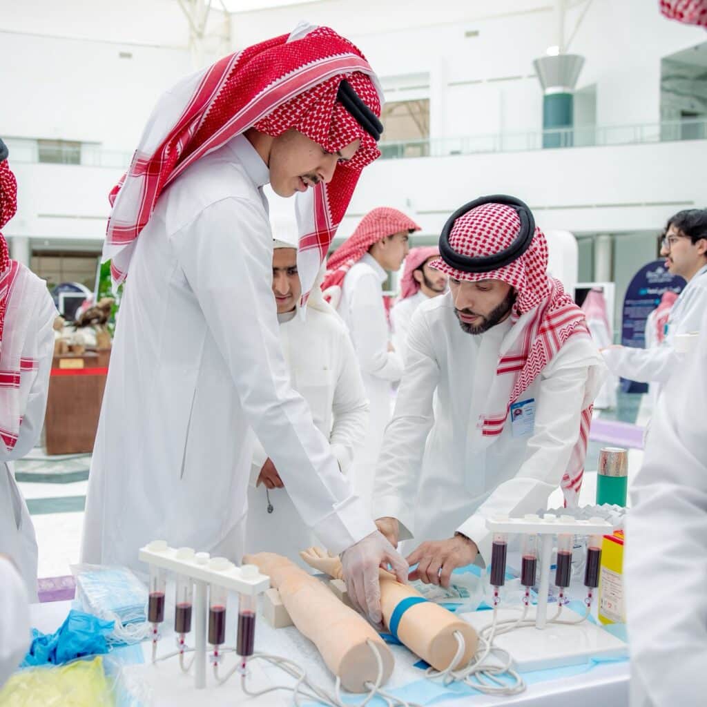 ورشة عمل القصيم لتدريب الطلاب على سحب الدم ضمن معرض الطريق إلى الجامعة.