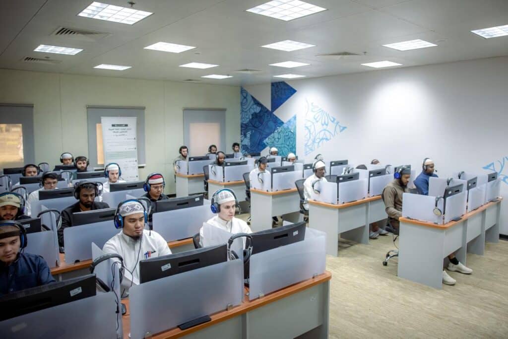 طلبة جامعة القصيم يعملون بمركز تقني لدعم الاختبارات الأكاديمية وخدمة الطلبة الدوليين.