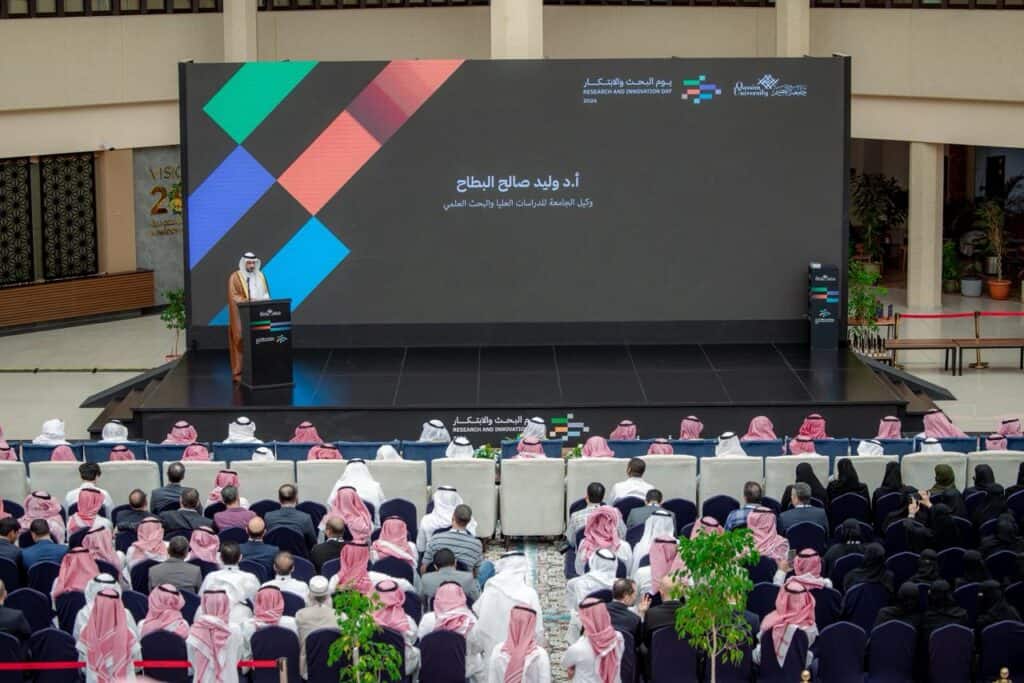 متحدث يُقدم من رئيس الجامعة خلال فعاليات يوم البحث والابتكار 2026 بجامعة القصيم.