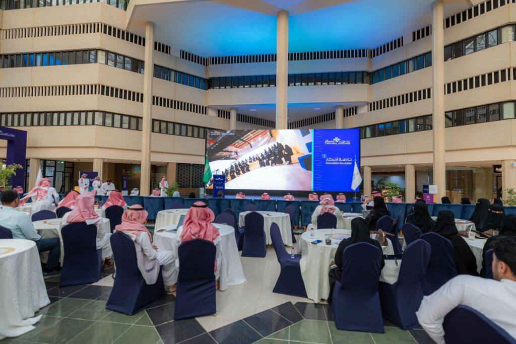 عرض عرض أكاديمي بجامعة القصيم حول تحويل الأفكار وخلق قيمة مستدامة.
