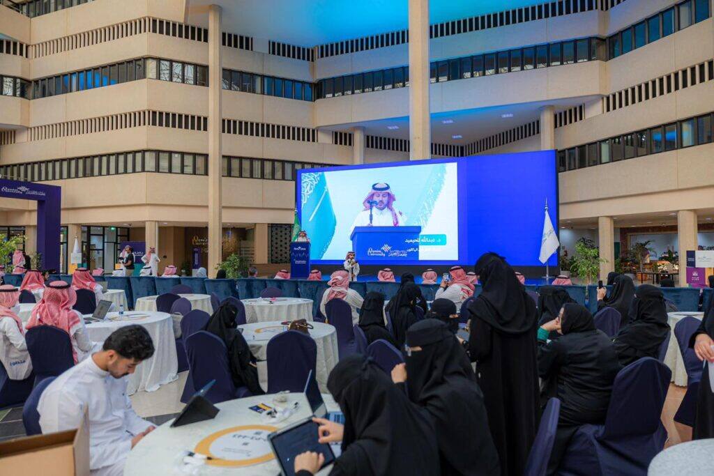 قاعة مؤتمرات بجامعة القصيم تستضيف أكاديمية عن تحويل الأفكار إلى قيمة اقتصادية.