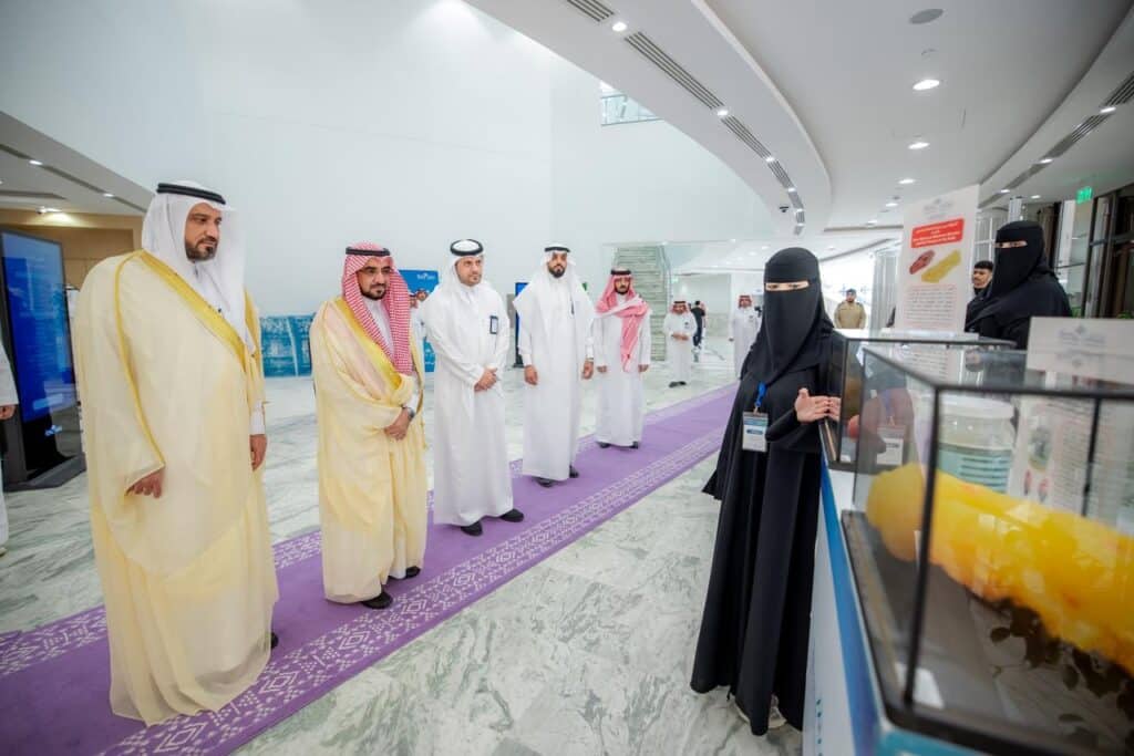 An academic presentation at a research forum at Qassim University on sustainability, organized by the College of Agriculture and Food Sciences.
